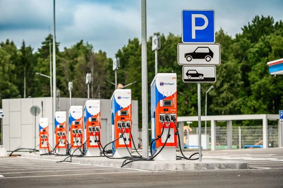 На М-11 открылись крупнейшие зарядные комплексы для электромобилей в России