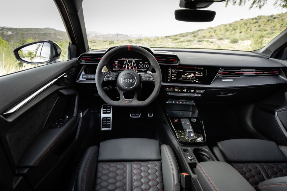 Audi меняет подход: меньше дисплеев, больше классических кнопок в салоне