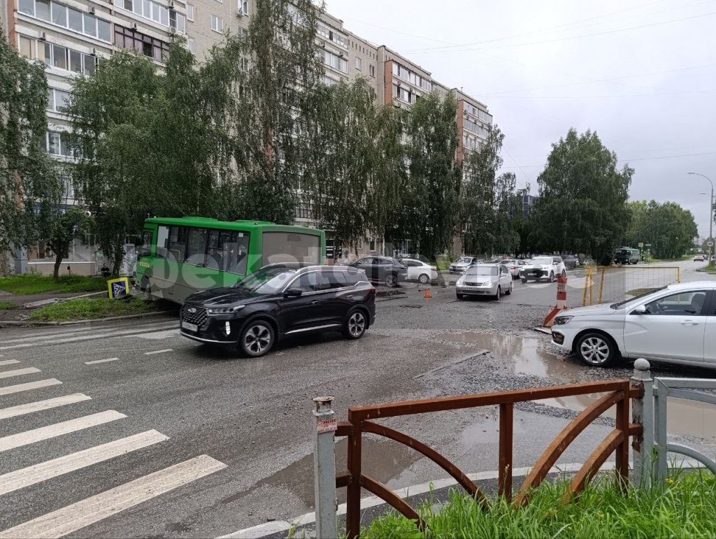 В Екатеринбурге водитель автобуса врезался в забор, чтобы не сбить самокатчика (ФОТО)