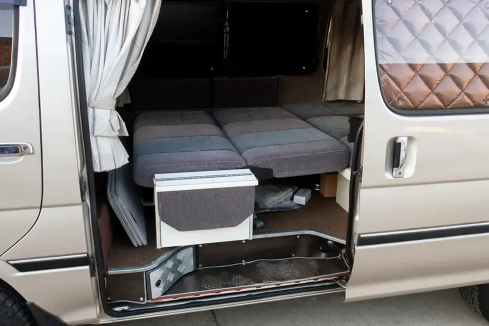 Toyota HiAce Grand Cabin: уникальная версия с душем и кожаным салоном на пробеге 271 000 км