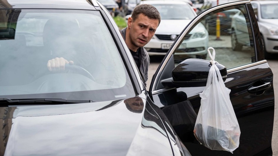 Пакет на зеркале: новая уловка для угона авто на парковках крупных магазинов