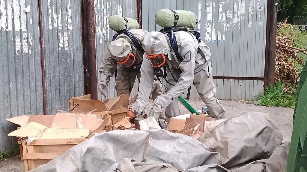 В Челябинске на мусорной площадке обнаружили ёмкости с химвеществами