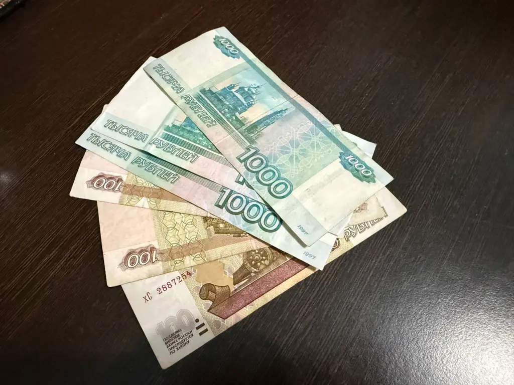 Рубль падает: курс доллара почти достиг 78, как сохранить свои сбережения