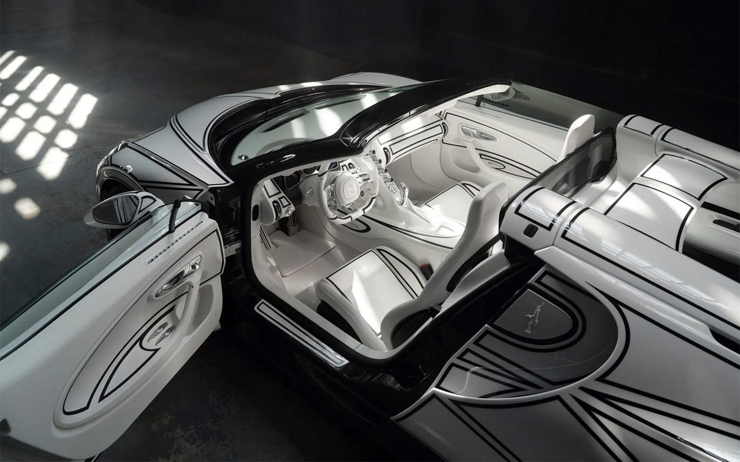 Bugatti представила W16 Mistral: роскошный родстер с фарфоровыми элементами