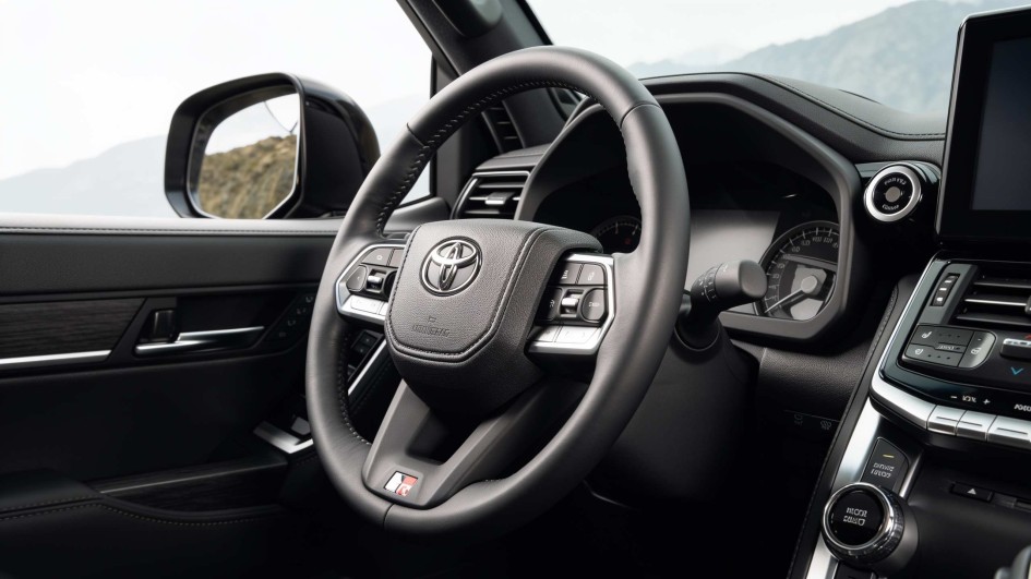 Toyota не спешит с гибридными пикапами: почему Hilux останется без PHEV