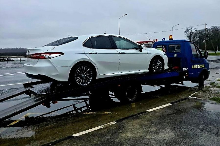 Тамбовские приставы за долги арестовали Toyota Camry