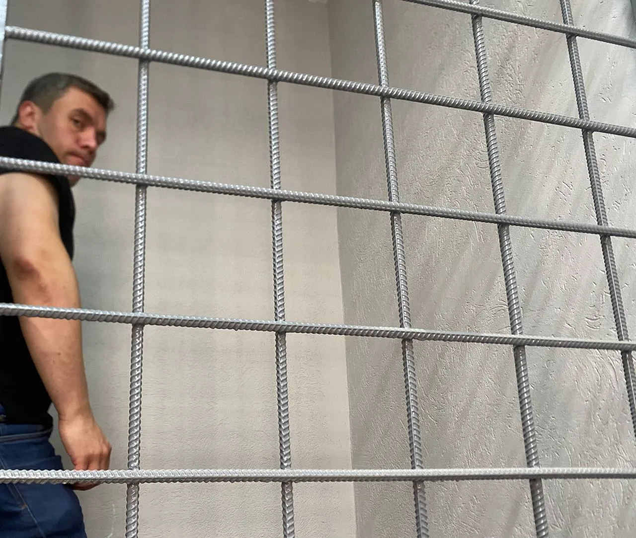 Экс-депутат, прославившийся скандалами, попался за экстремистскую символику