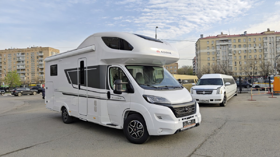 Adria Sonic Plus 700 SL: пять спальных мест, премиум-отделка и адаптация для России