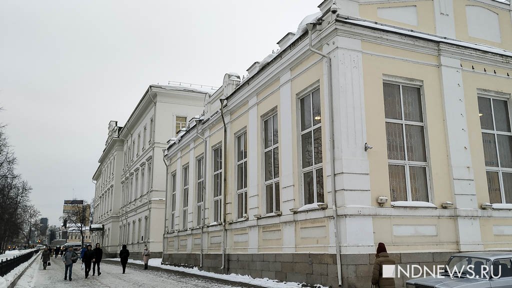 Водители грузовиков припарковались у гимназии и устроили национальные танцы