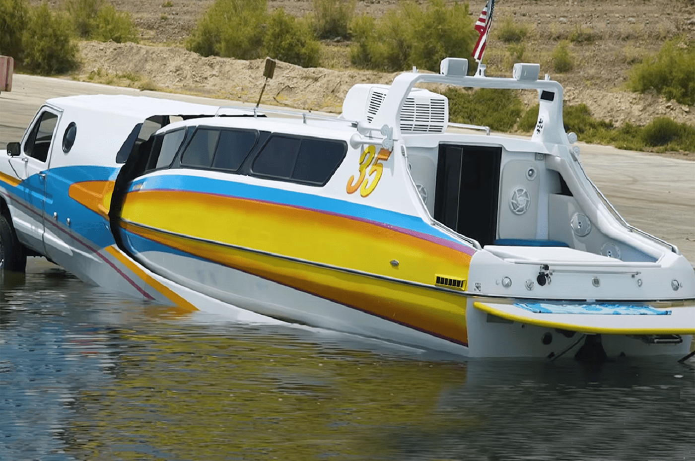 Редкий гибрид Boaterhome 80-х: дом на колесах и катер в едином корпусе