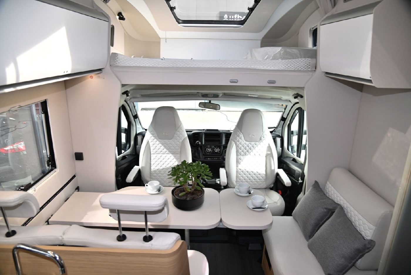 Adria Coral XL 660 SL PLUS 2024: автомат, пять мест и зимний комфорт для всей семьи