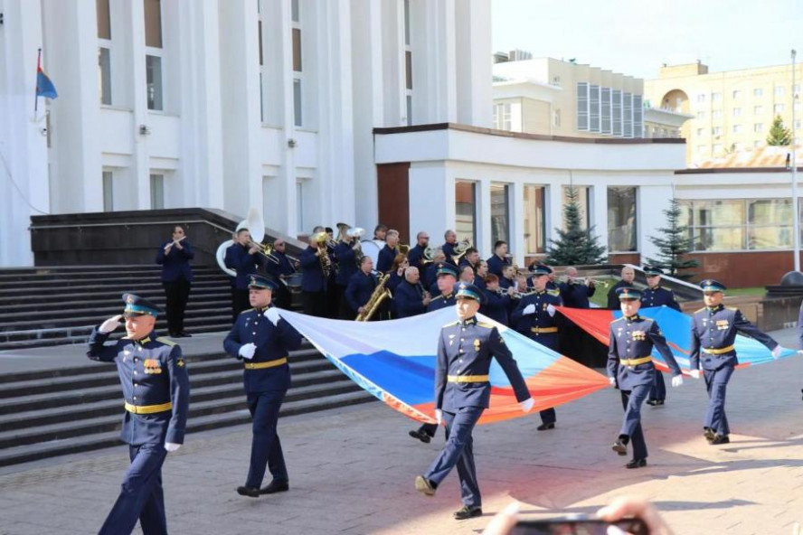 Руководство ТГТУ приняло участие в праздничной церемонии поднятия флагов Руководство ТГТУ приняло участие в праздничной церемонии поднятия флагов