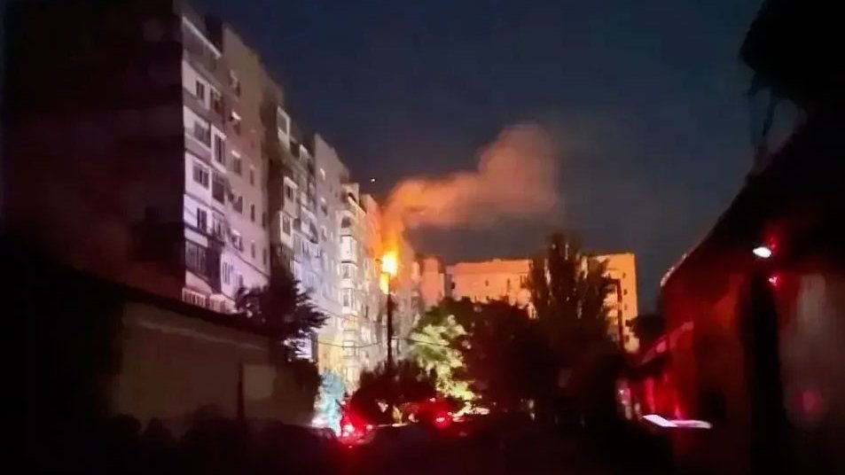 ВСУ нанесли удар по многоэтажке в Мелитополе: есть погибший и раненая
