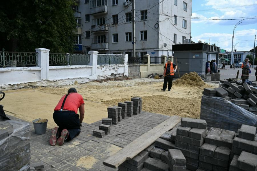 В Тамбове на Советской восстанавливают благоустройство на месте демонтированного киоска В Тамбове на Советской восстанавливают благоустройство на месте демонтированного киоска