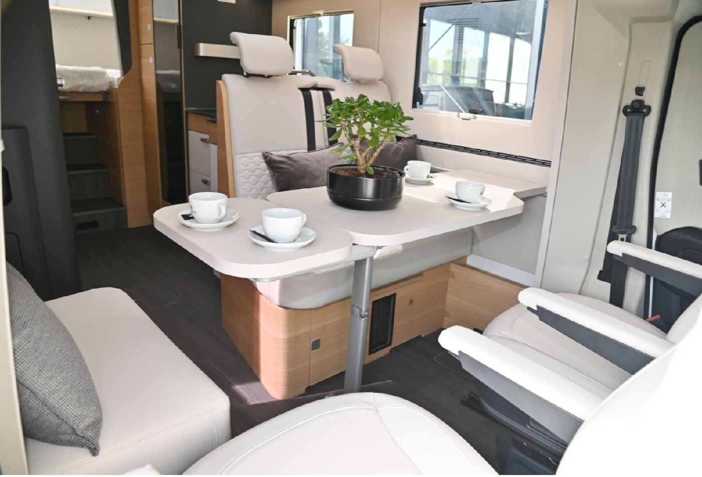 Adria Coral XL 660 SL PLUS 2024: автомат, пять мест и зимний комфорт для всей семьи
