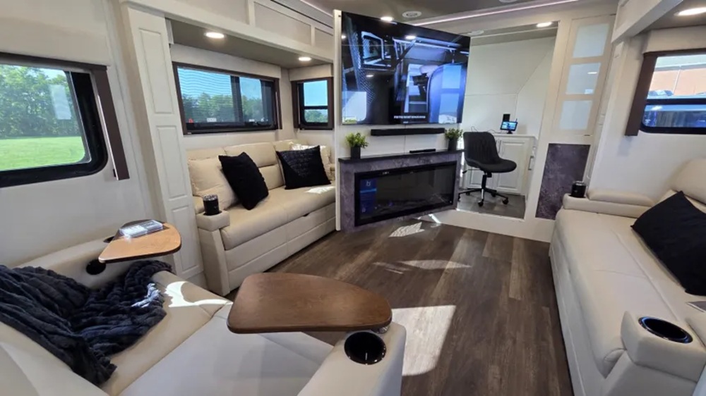 Luxe Regent 48FLB 2027 года с двумя ванными и скрытой комнатой