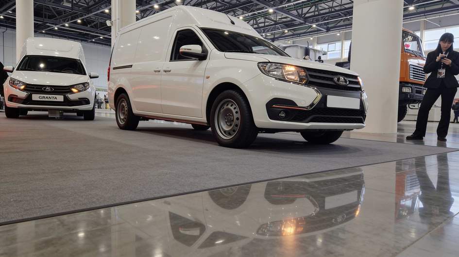 АвтоВАЗ показал новые фургоны Lada Granta Куб и Largus Куб для бизнеса