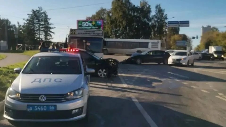 Автобус и несколько машин столкнулись на перекрестке в Екатеринбурге