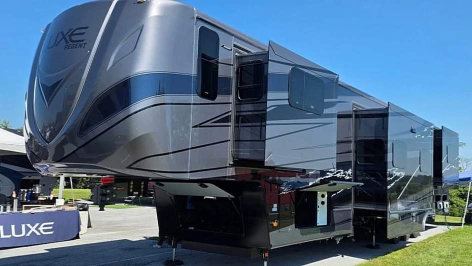 Luxe Regent 48FLB 2027 года получил две ванные и секретную комнату
