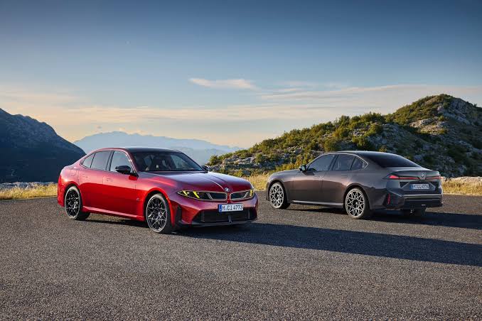 BMW 3-Series G50 оснащена бензиновым двигателем V6 мощностью 437 л.с. и обновлённым интерьером