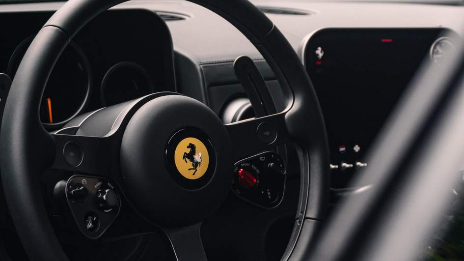 Ferrari придумала спорткар с двумя рулями и переставляемым кокпитом