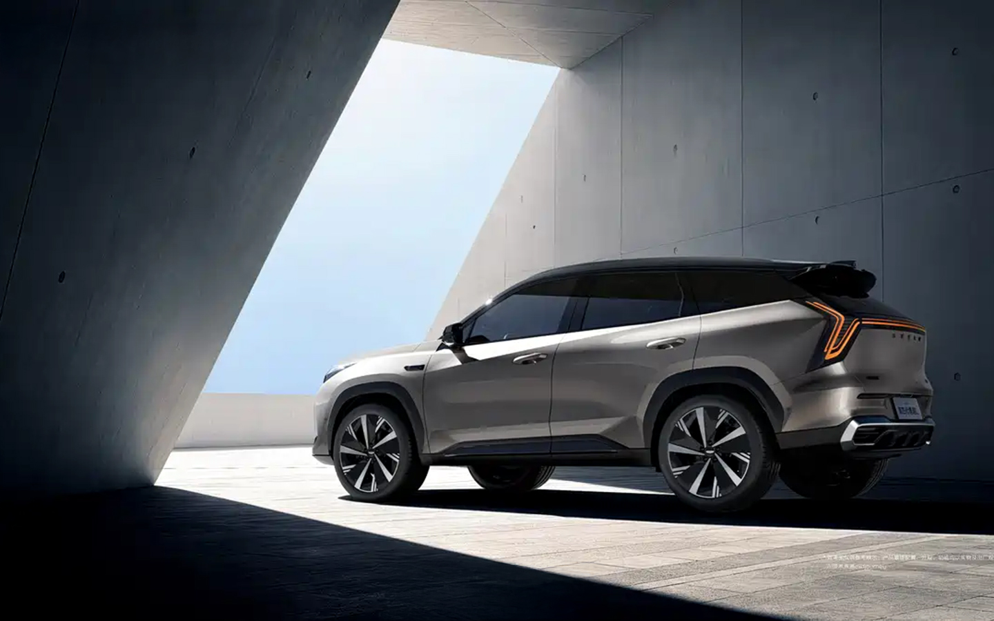 Geely Atlas с бензиновым двигателем и автопилотом для российских дорог