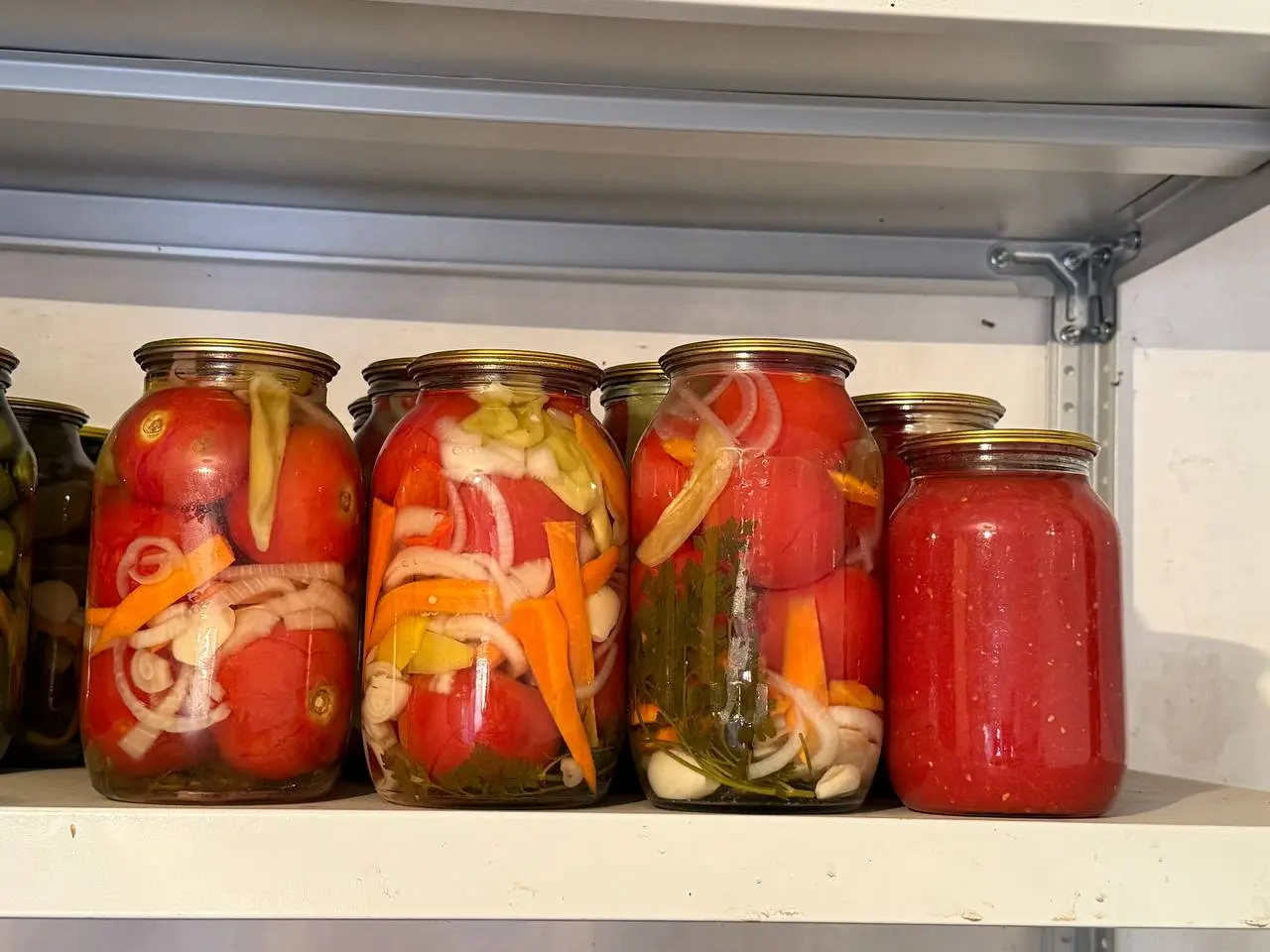 «Медовые» помидоры на зиму: просто, вкусно и без стерилизации