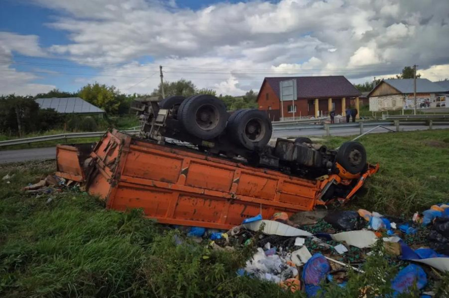 В Кирсановском округе перевернулся мусоровоз: есть пострадавшие