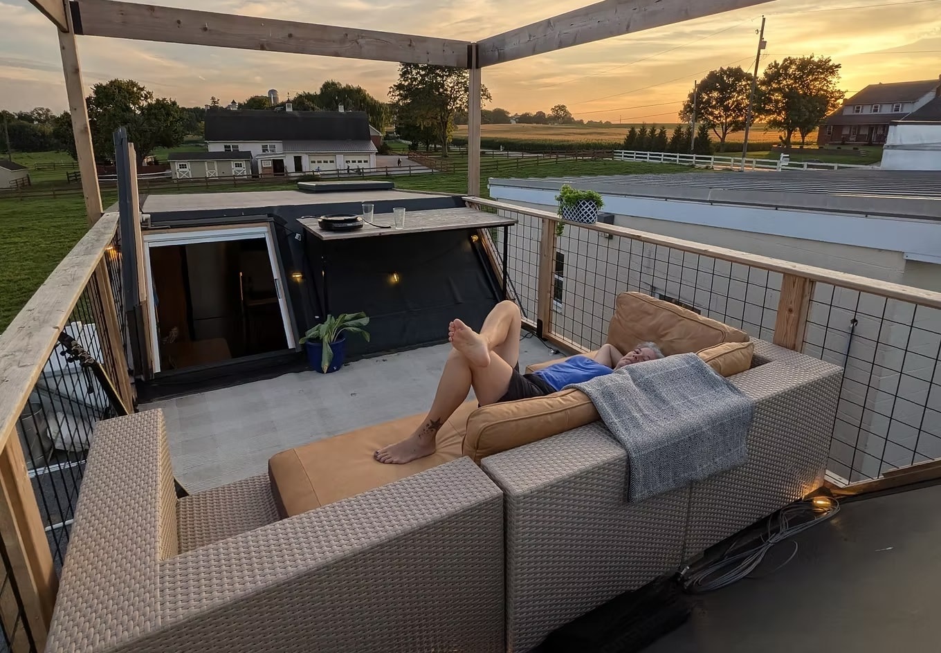 Роскошный дом на колесах с террасой: как Terrace House переосмысливает мобильное жилье