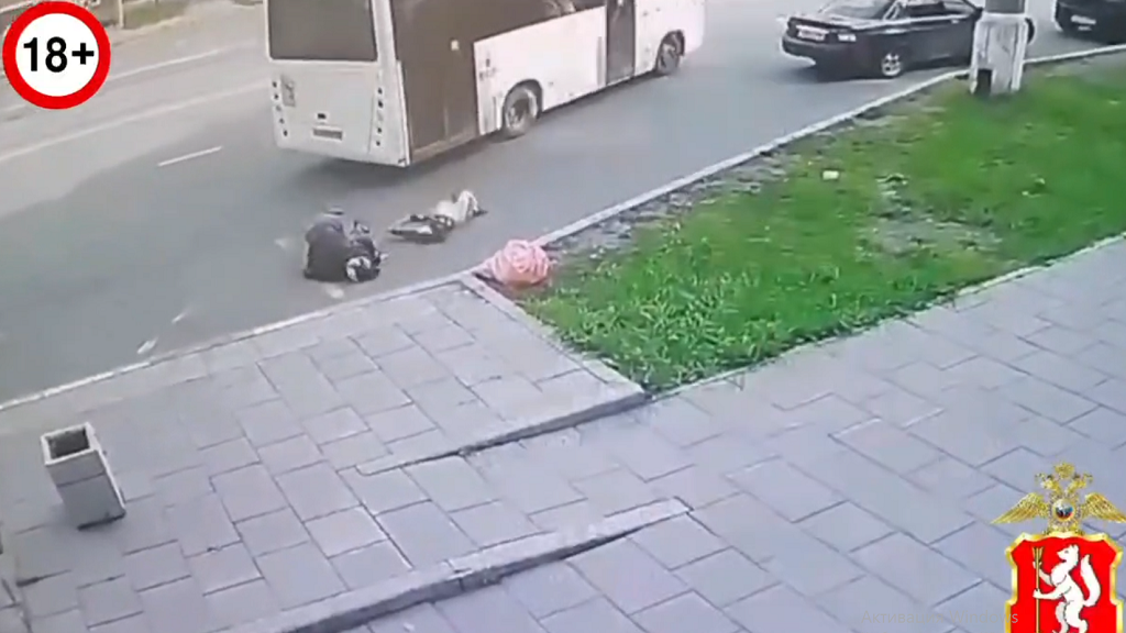 В Нижнем Тагиле женщина и ребенок на ходу выпали из автобуса, а водитель просто поехал дальше