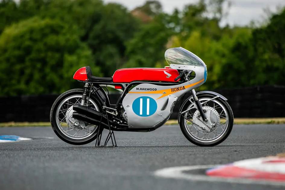 Редкий гоночный мотоцикл Honda RC173 с историей чемпиона продают за 1,3 млн долларов
