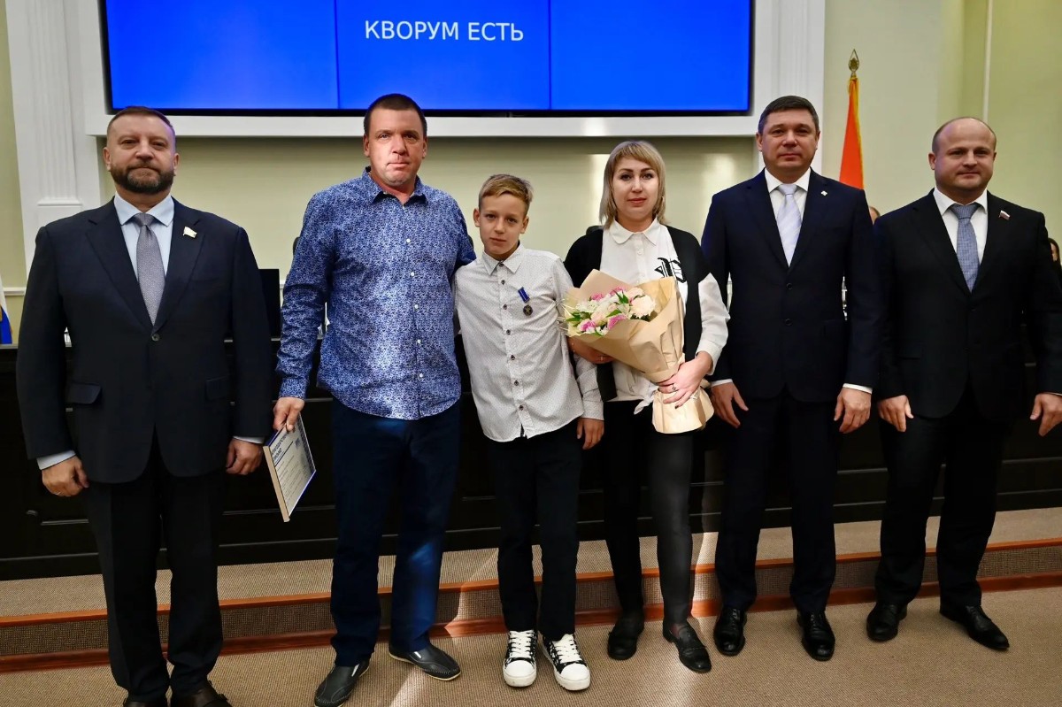 Школьники получают награды