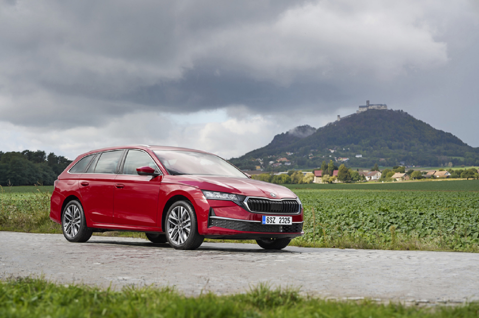 Skoda Octavia выходит на рынок с гибридом 1.5 TSI и запасом хода до 2 км на электротяге