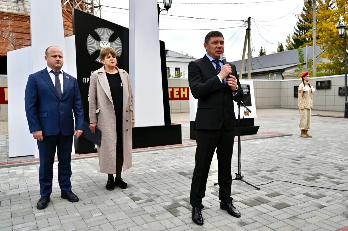 Церемония откpытия мемориала в Знаменке