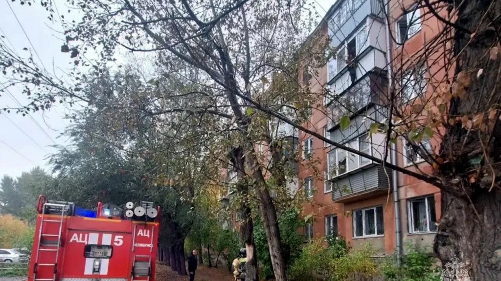 В Челябинске пожарные сняли с карниза 12-летнего мальчика, звавшего на помощь