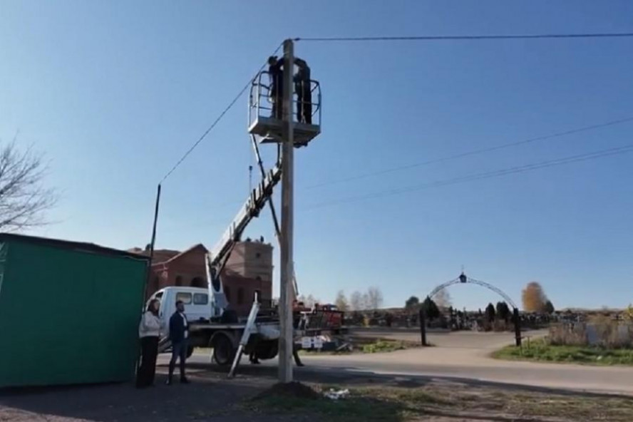 На кладбище в деревне Лужки продолжаются работы по благоустройству На кладбище в деревне Лужки продолжаются работы по благоустройству