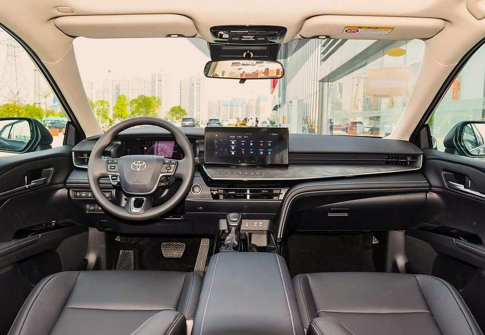 Российские дилеры выставили новую Toyota Camry с интерьером бизнес-класса