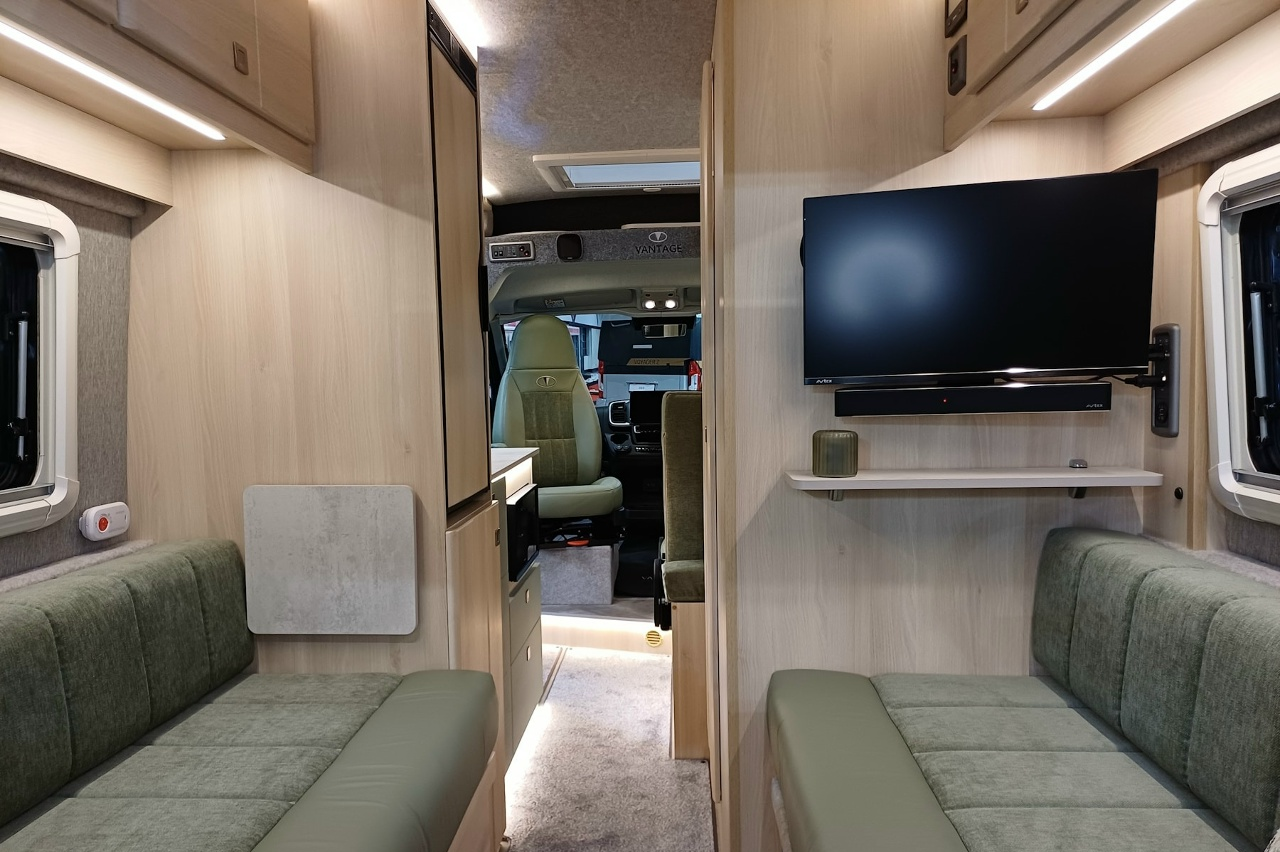 Vantage Teo 2026 впечатляет компактностью и удобным интерьером для двоих