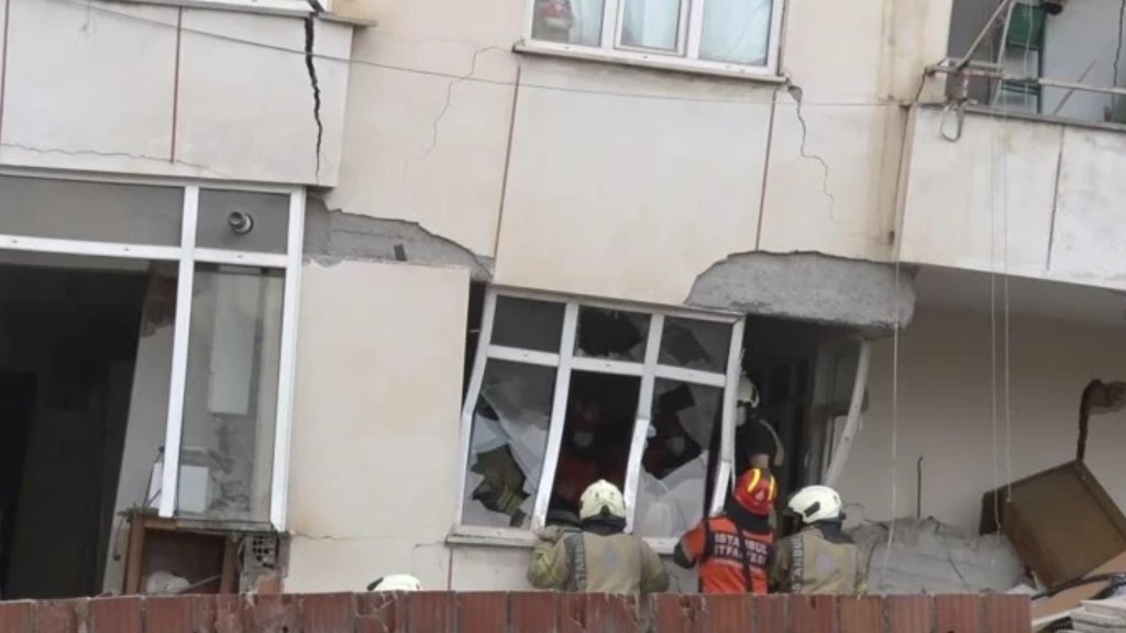 В Стамбуле обрушилась часть многоэтажки, под завалами оказались люди
