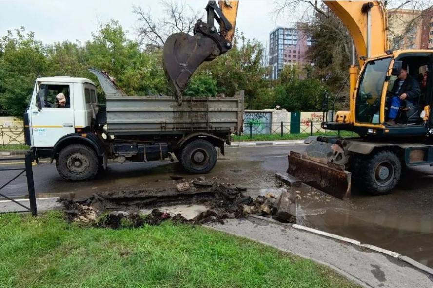 В центре Тамбова, в районе "Кристалла", устранили течь на водоводе В центре Тамбова, в районе "Кристалла", устранили течь на водоводе