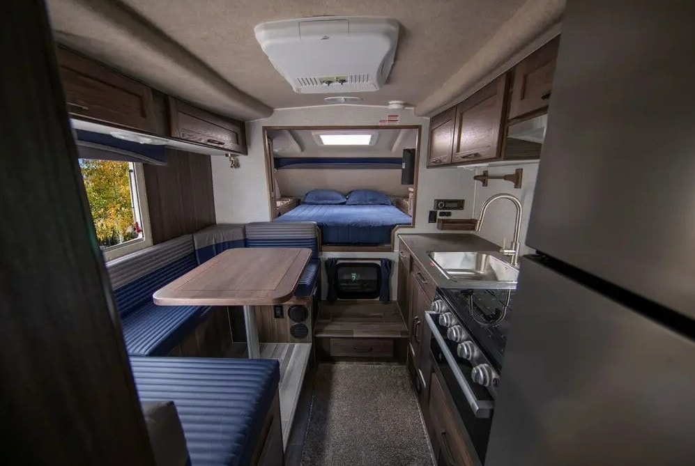 Northern Lite 10-2EX LE: компактный дом на колесах с сухой ванной и автономным режимом