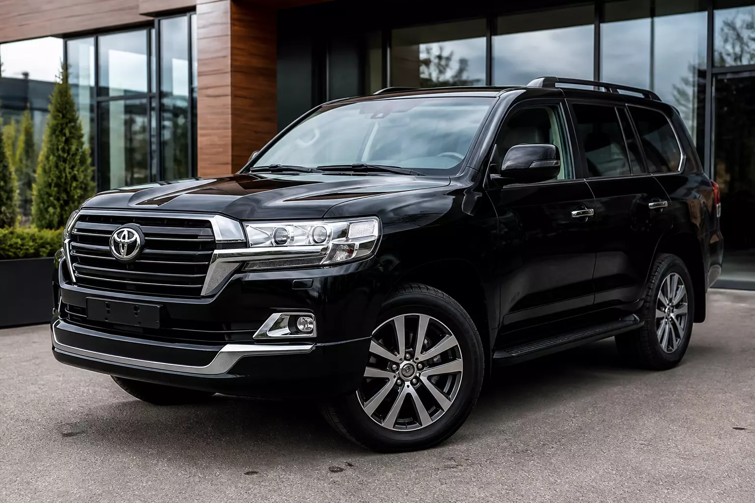 В Нижнем Новгороде появился на продаже редкий Toyota Land Cruiser 2021 года — что стоит знать покупателям