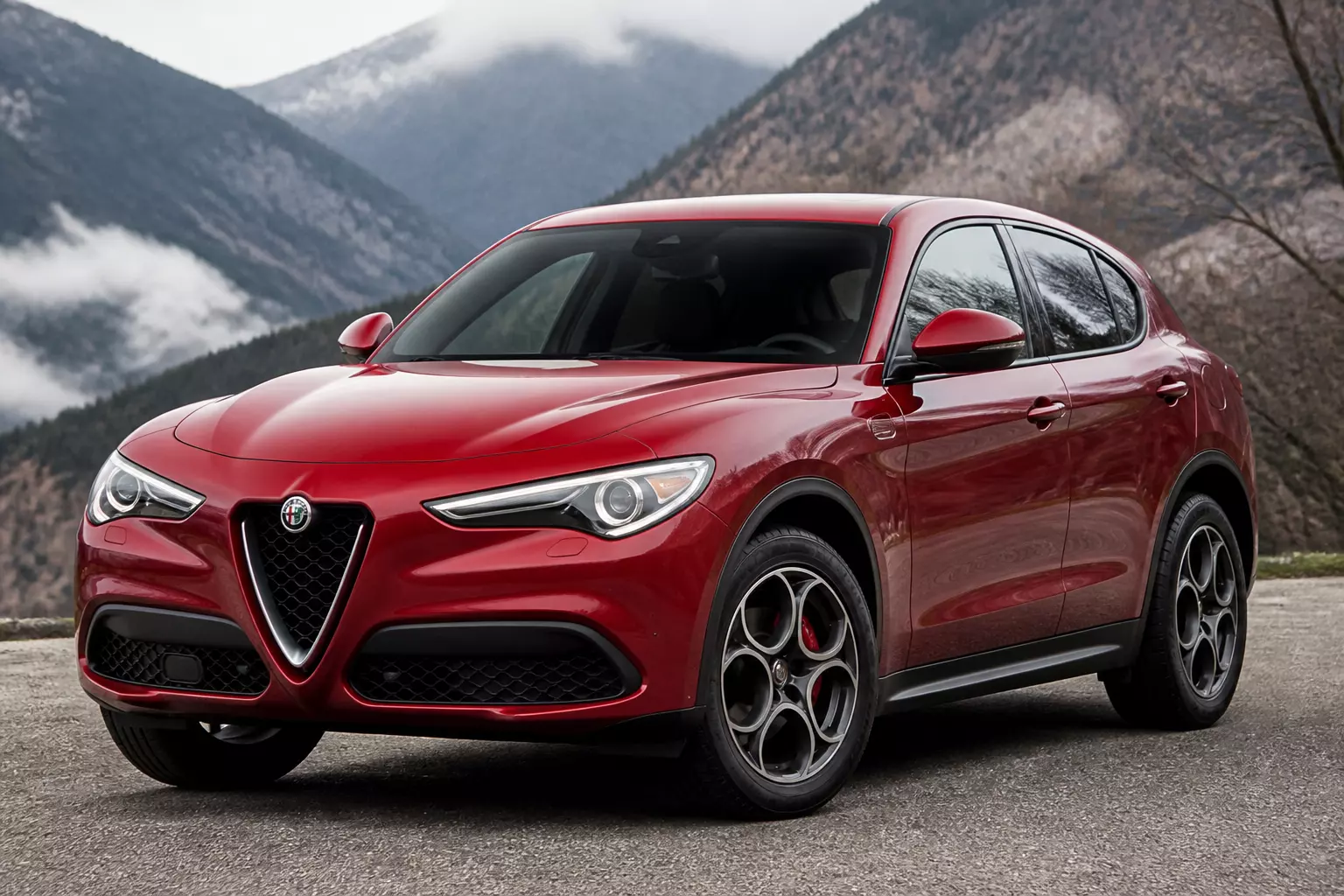 Alfa Romeo Stelvio Q4 с пробегом 75 тысяч км столкнулся с серьезными проблемами в электрике и подвеске
