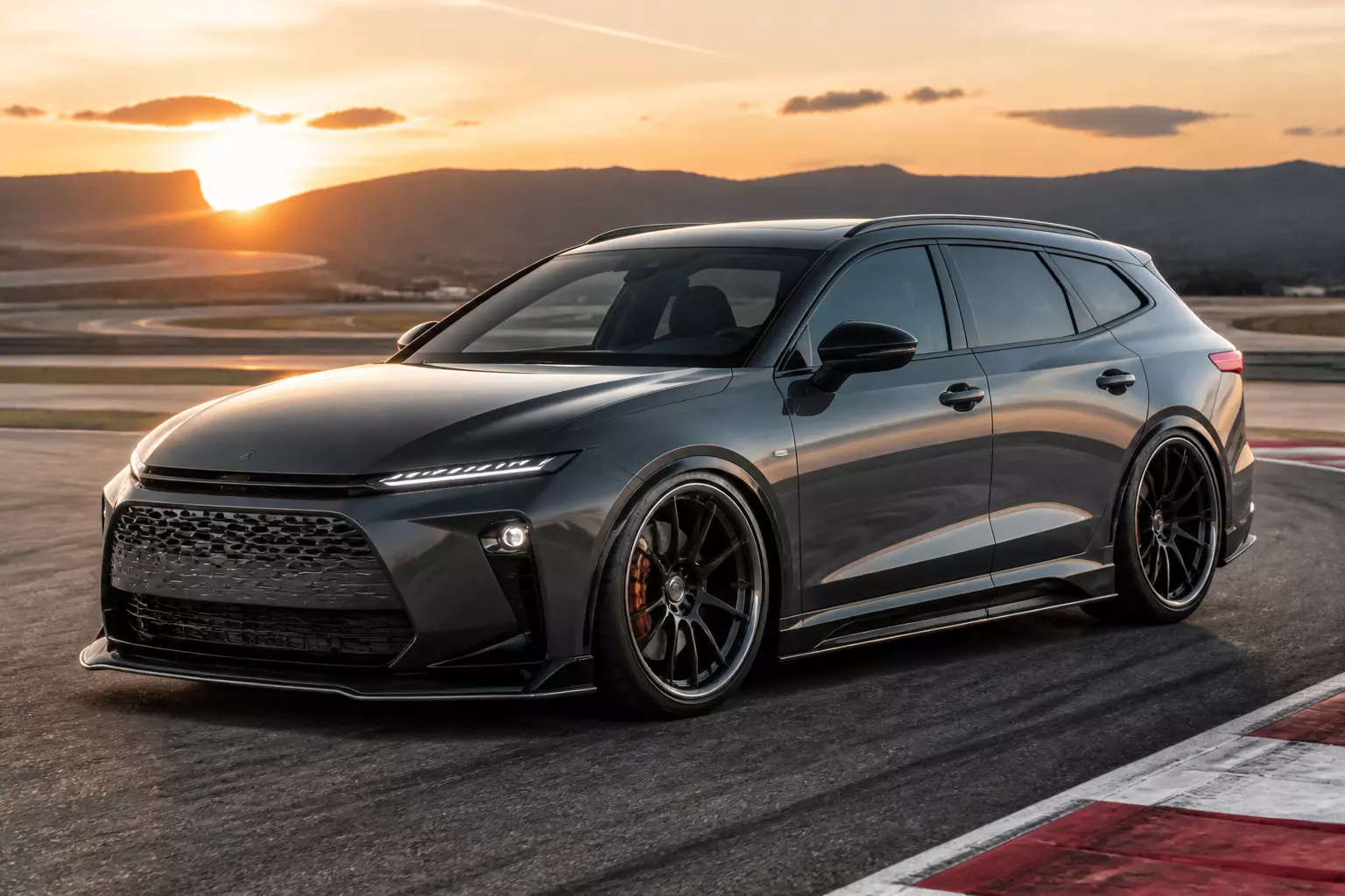 Почему Toyota уменьшила клиренс семейного кроссовера на 13 см и превратила его в настоящий трековый болид